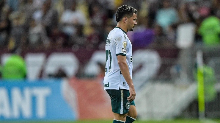 Foto: Thiago Ribeiro/AGIF - Dadá Belmonte deixando o gramado após a expulsão.