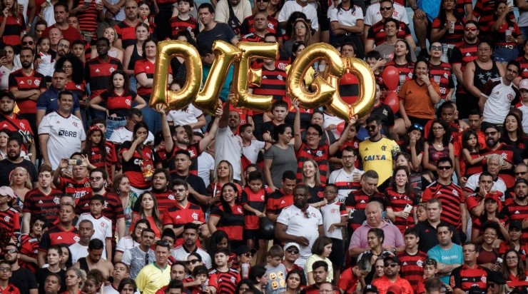 Foto: João Gabriel Alves/AGIF - Torcida do Mengão prestando homenagem à dupla. 