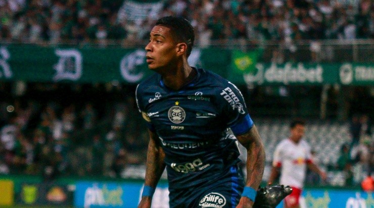 Foto: Gabriel Machado/AGIF - Alef Manga terminou o Brasileirão como artilheiro e garçom do Coritiba