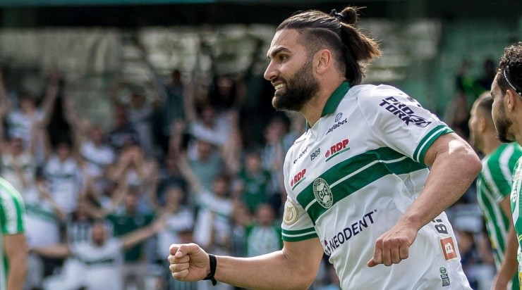Foto: Robson Mafra/AGIF - Léo Gamalho foi artilheiro do Coritiba na temporada
