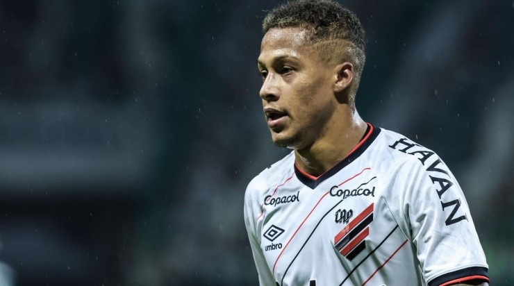 Foto: Marcello Zambrana/AGIF - O Furacão quer manter o jogador em definitivo