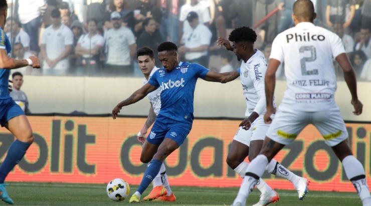 Foto: Marco Miatelo/AGIF - Pablo Dyego terminou o ano com a camisa do Avaí.