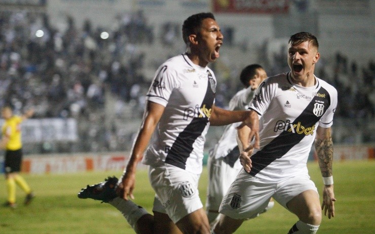 Rogério Capela/AGIF – Fessin (à esquerda) comemorando seu gol contra o Vasco na Série B em 2022