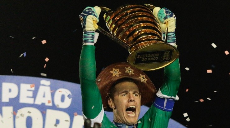 Foto: Caio Falcão/AGIF - Boeck erguendo a taça da Copa do Nordeste de 2019.