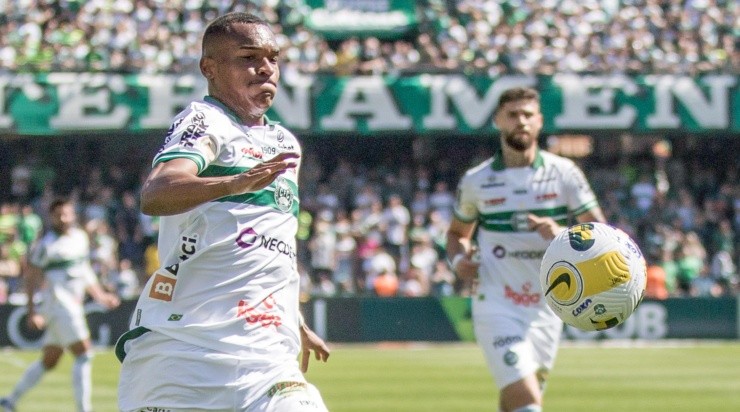 Foto: Robson Mafra/AGIF - Matheus Alexandre: lateral está de saída do Coritiba