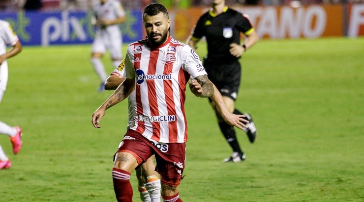 Foto: Rafael Vieira/AGIF - João Lucas em ação pelo Náutico.