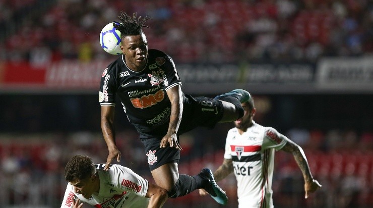 Foto: Marcello Zambrana/AGIF - Matheus em ação com a camisa do Timão, em 2019. 