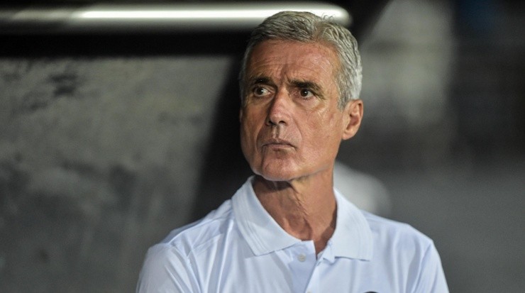 Foto: Thiago Ribeiro/AGIF - Luís Castro deixou o Botafogo na 11ª colocação.