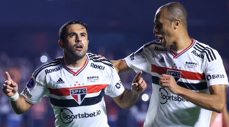 Foto: Marcello Zambrana/AGIF - Eder e Miranda em jogo da Copa Sul-Americana. 