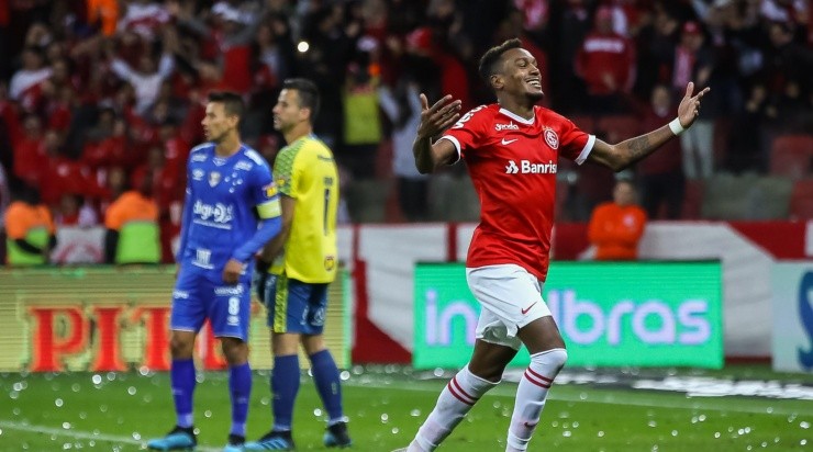 Foto: Pedro H. Tesch/AGIF - Edenilson comemorando gol na semifinal da Copa do Brasil de 2019.