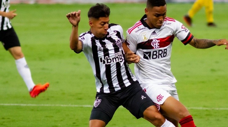 Fernando Moreno/AGIF - Alan Franco pelo Galo. 