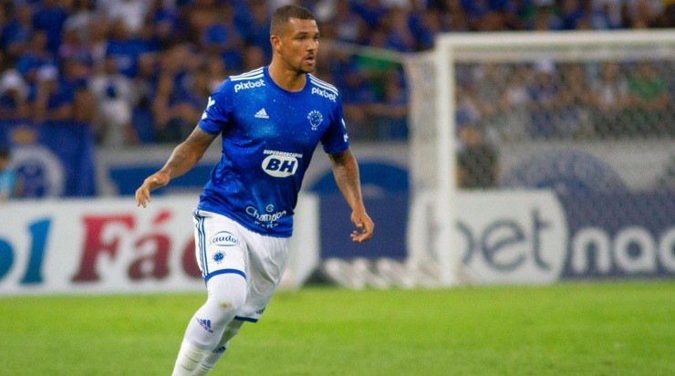 Foto: Fernando Moreno/AGIF - Zé Ivaldo: zagueiro defendeu o Cruzeiro em 2022 Foto: Fernando Moreno/AGIF - Zé Ivaldo: zagueiro defendeu o Cruzeiro em 2022