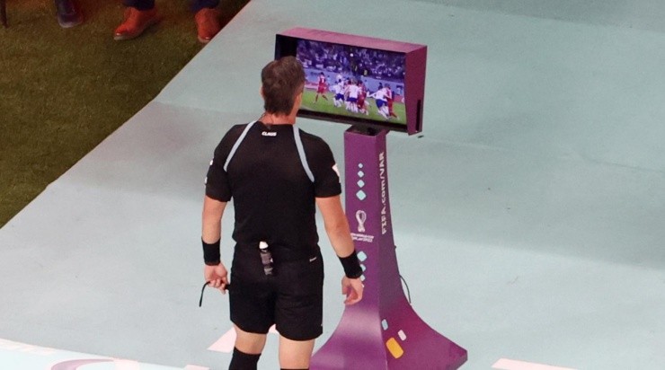 (Photo by Catherine Ivill/Getty Images) - Claus foi acionado pelo VAR.