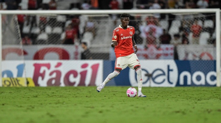 Foto: Thiago Ribeiro/AGIF - O jovem defensor é alvo do futebol espanhol