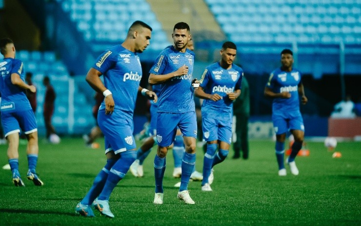 R.Pierre/AGIF – Jogadores do Avaí aquecendo durante partida do Brasileirão este ano