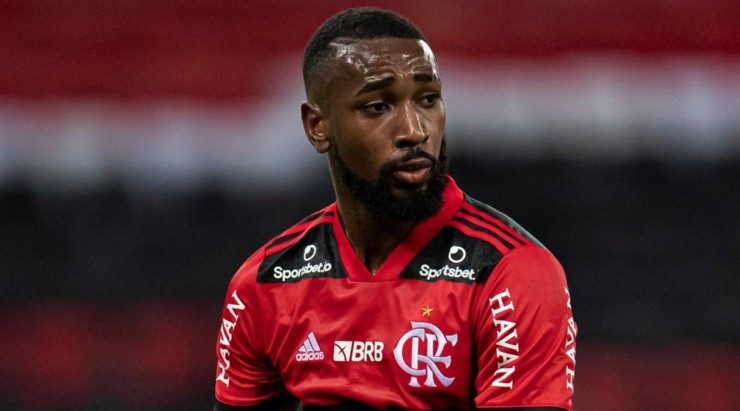 Foto: Jorge Rodrigues/AGIF - Gerson é desejado pelo Sevilla, mesmo próximo do Flamengo.