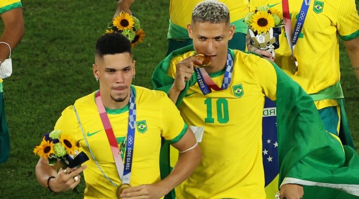 (Photo by Clive Mason/Getty Images) - Paulinho jogou com Richarlison pela Seleção nas Olimpíadas. 