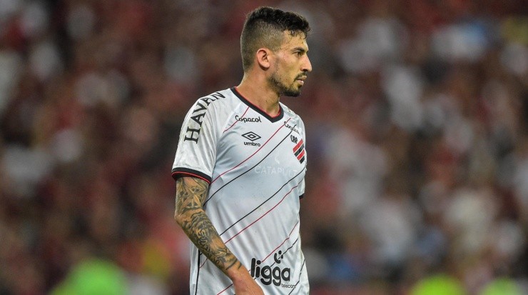 Foto: Thiago Ribeiro/AGIF - O Furacão já definiu o preço para vender o zagueiro