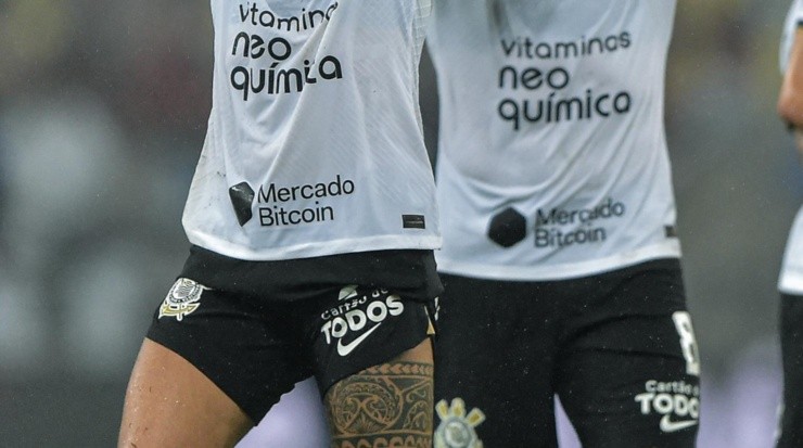 Foto: Thiago Ribeiro/AGIF - Marca era estampada na parte inferior da camisa. 