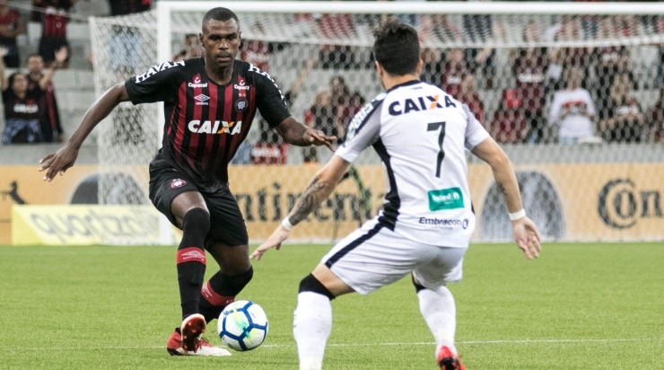Foto: Cleber Yamaguchi/AGIF - Andrigo atuando pelo Ceará em 2018.