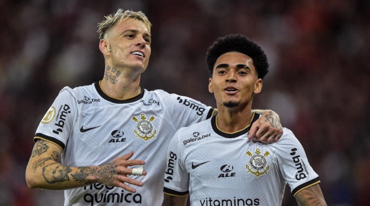 Foto: Thiago Ribeiro/AGIF - Du Queiroz e Róger Guedes são dois que devem permanecer para 2023.