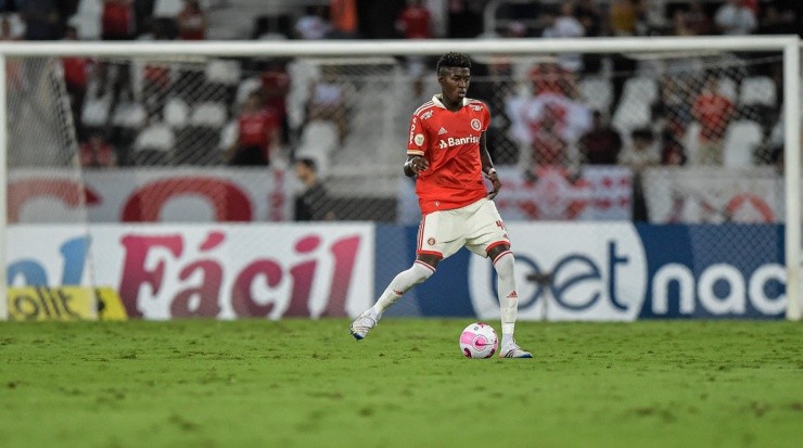 Foto: Thiago Ribeiro/AGIF - Em alta no Inter, zagueiro apareceu em pré-lista de Tite para a Copa do Mundo