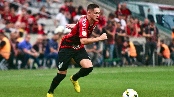 Khellven está na mira do Vasco. Foto: Gabriel Machado/AGIF