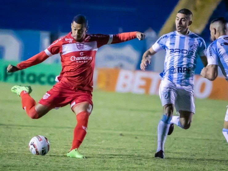 Fernando Teramatsu/AGIF – Fabinho atuando pelo CRB contra o Londrina pela Série B em 2022