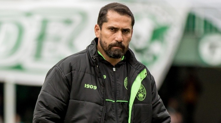 Foto: Robson Mafra/AGIF - Paraguaio dirigiu o Coritiba em 2022