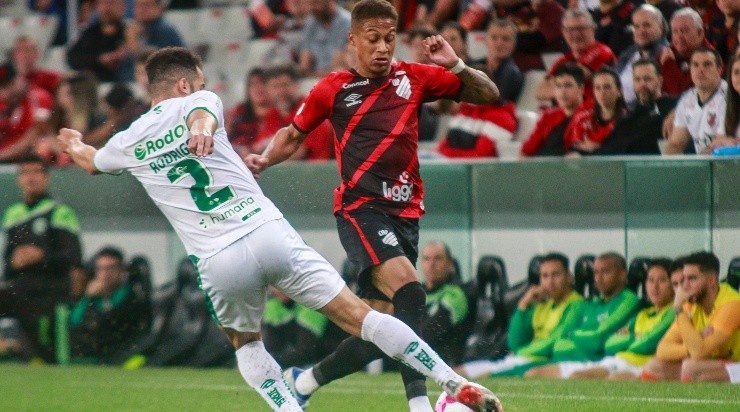 Foto: Gabriel Machado/AGIF - Rodrigo em duelo contra Vitinho, do Athletico Paranaense.