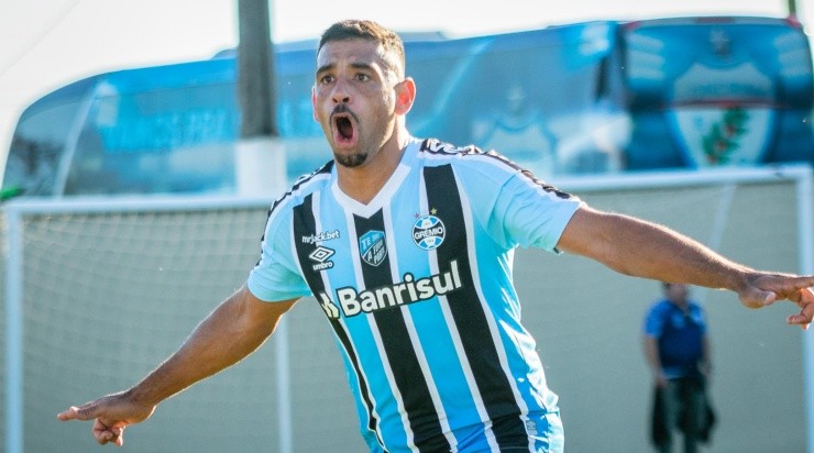 Foto: Fernando Teramatsu/AGIF - Diego Souza: centroavante terá contrato renovado