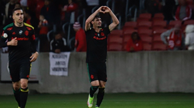 Foto: Maxi Franzoni/AGIF - Johnny comemorando gol no Beira-Rio. 