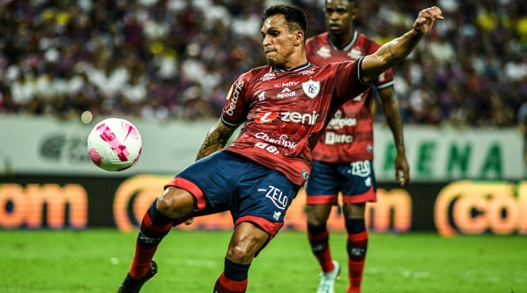 Foto: Kely Pereira/AGIF - Coritiba está interessado em Róbson, do Fortaleza