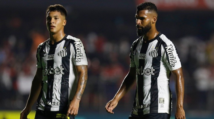 Foto: Ricardo Moreira/Getty Images - Willian Maranhão e Marcos Leonardo em ação.