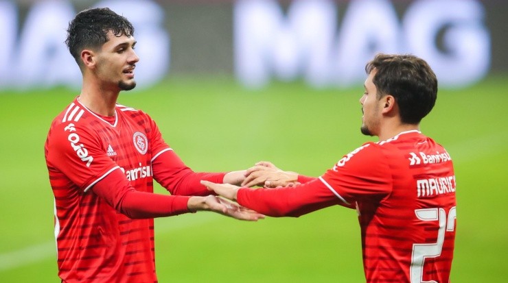 Foto: Pedro H. Tesch/AGIF - Johnny e Mauricio juntos em 2021.