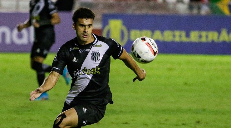 Foto: Rafael Vieira/AGIF - Léo Santos em ação pela Ponte Preta na Série B.