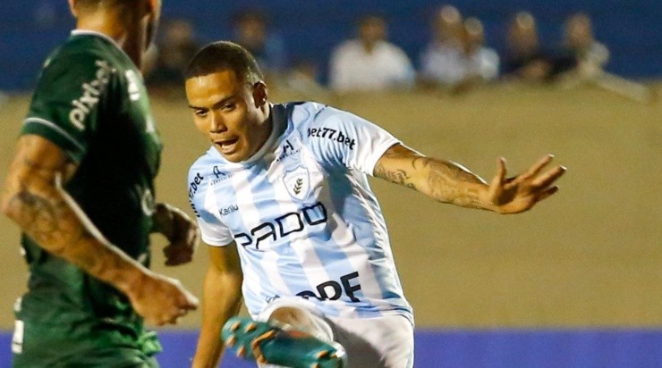 Foto: Ricardo Chicarelli/AGIF - Mandaca atuou por empréstimo no Londrina em 2022.