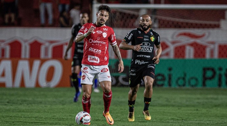 Foto: Isabela Azine/AGIF - Arthur em duelo contra o Brusque pela última Série B.
