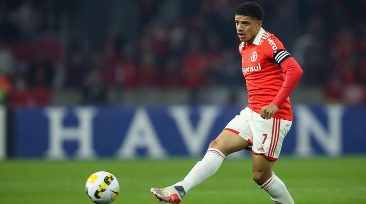 Foto: Pedro H. Tesch/AGIF - O meia-atacante tem vínculo só até a metade de 2023