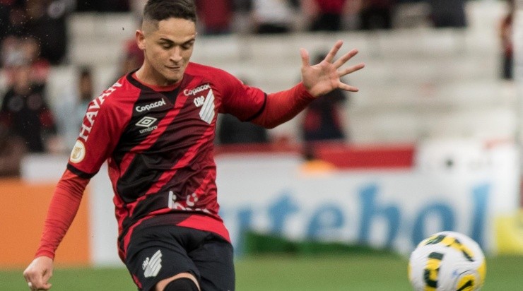 Foto: Robson Mafra/AGIF - Khellven: lateral também interessa ao Vasco