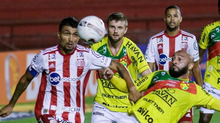 Foto: Rafael Vieira/AGIF - Reta final da passagem não foi como Kieza esperava. 