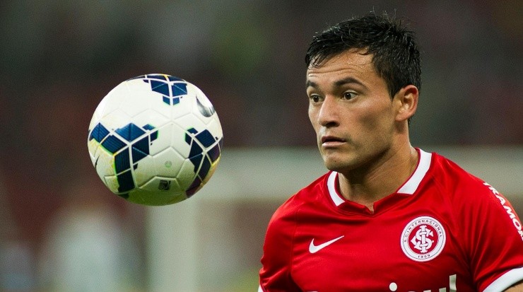 Foto: Ramiro Furquim/AGIF - Aránguiz teve boa passagem pelo rival.