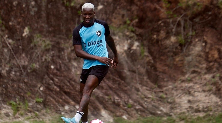 Foto: Vitor Silva/Botafogo/Divulgação - O meio-campista não conseguiu se destacar o esperado em 2022