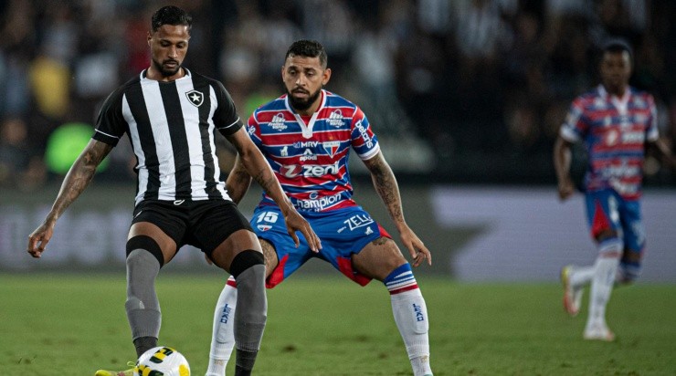 Foto: Jorge Rodrigues/AGIF - Felipe em ação em maio, contra o Botafogo. 