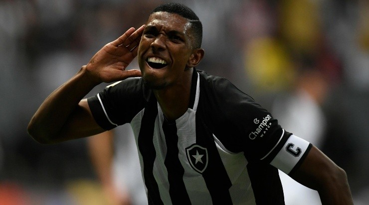 Foto: Mateus Bonomi/AGIF - Kanu deve reforçar o Bahia em 2023 Foto: Mateus Bonomi/AGIF - Kanu deve reforçar o Bahia em 2023