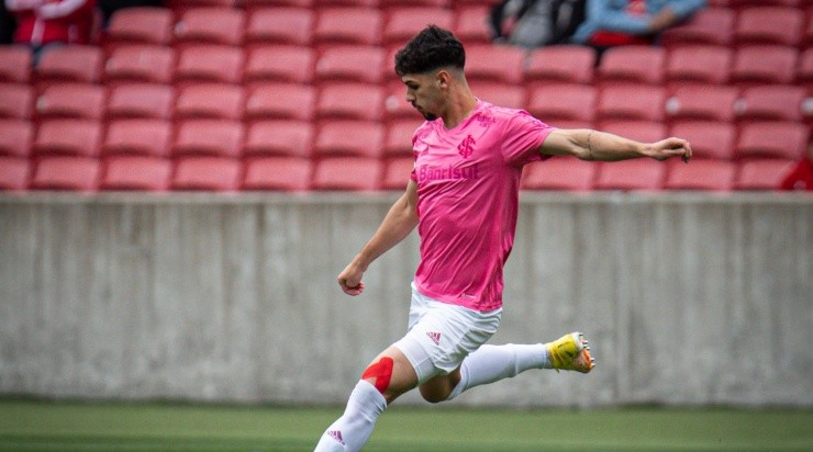Foto: Maxi Franzoi/AGIF - Johnny em ação diante do Goiás.