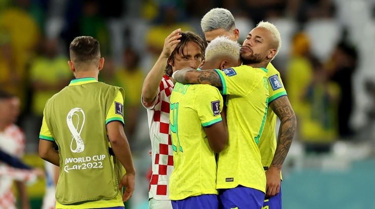 Foto: Lars Baron/Getty Images - Neymar consolando Rodrygo após pênalti perdido.
