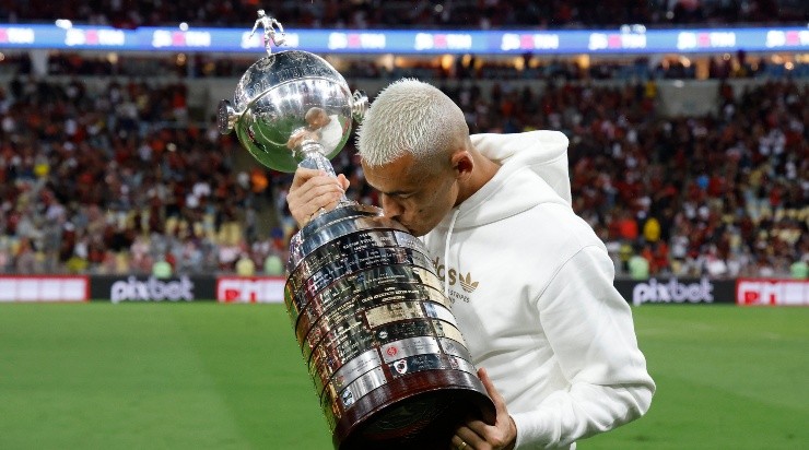Foto: Wagner Meier/Getty Images - Santos com a taça de campeão da América.