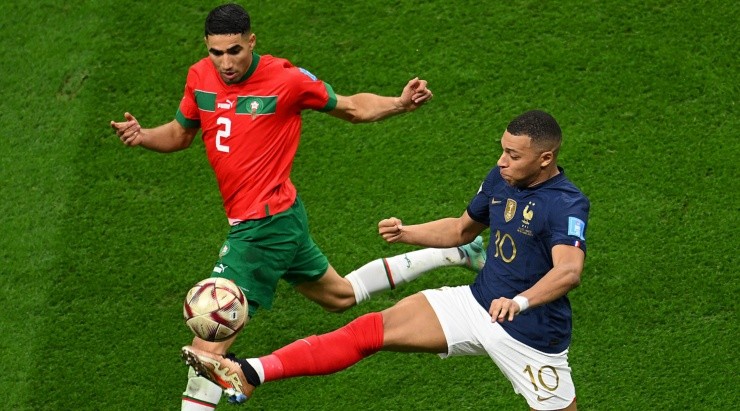 Foto: Matthias Hangst/Getty Images - Hakimi precisou marcar Mbappé na partida.