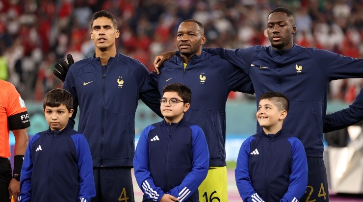 Ryan Pierse/Getty Images/Qatar - Varane e Konaté: dupla de zagueiros foi baixa no treinamento